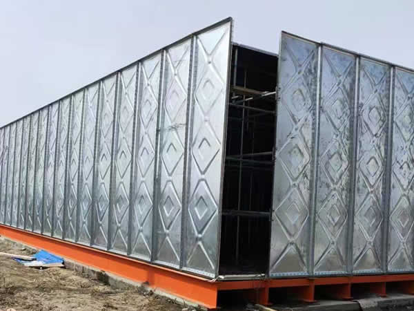 雙向弧肋型超剛度大模塊抗浮水箱組裝中